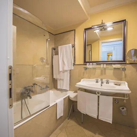 Daphne Hotel