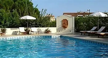 Daphne Hotel 4*