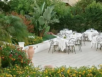 Daphne Hotel 4*