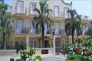 Daphne Hotel