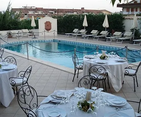 Daphne Hotel 4*