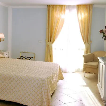 Daphne Hotel