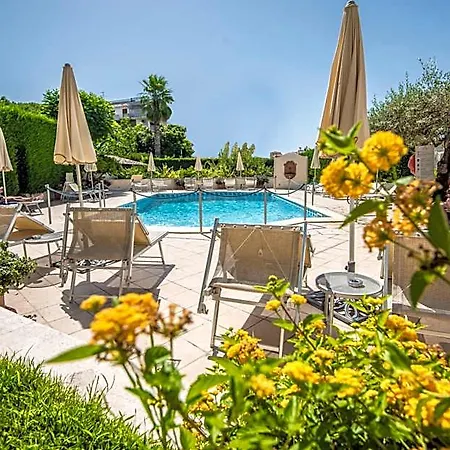Daphne Hotel