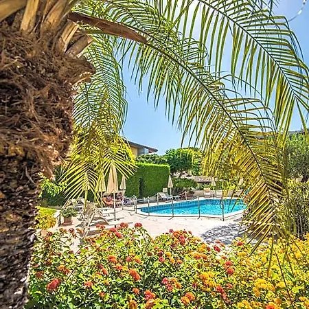 Daphne Hotel 4*