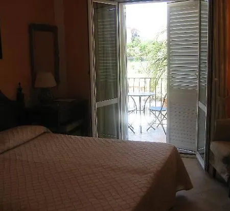 Daphne Hotel