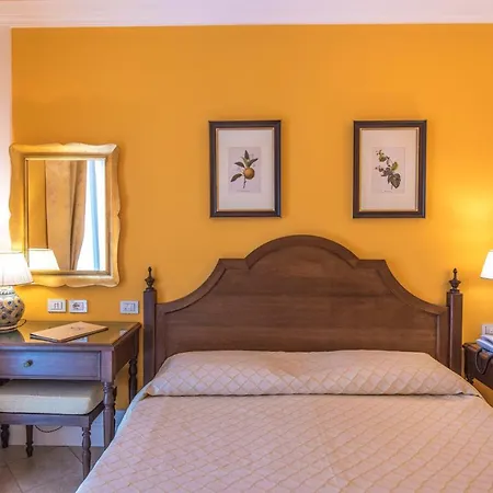 Hotel Daphne Giardini Naxos